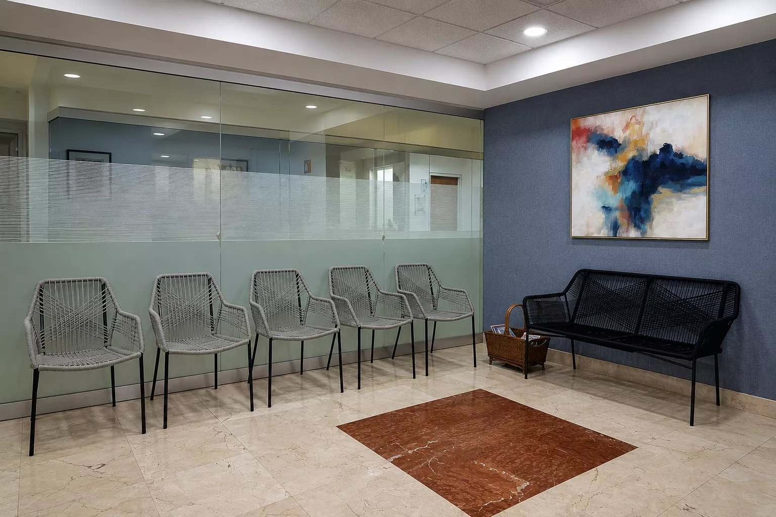 Sala de espera del consultorio del Dr. Leonardo González en Hospital Ángeles Tijuana.